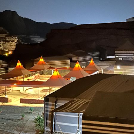 Desert Island Camp Wadi Rum Exteriör bild